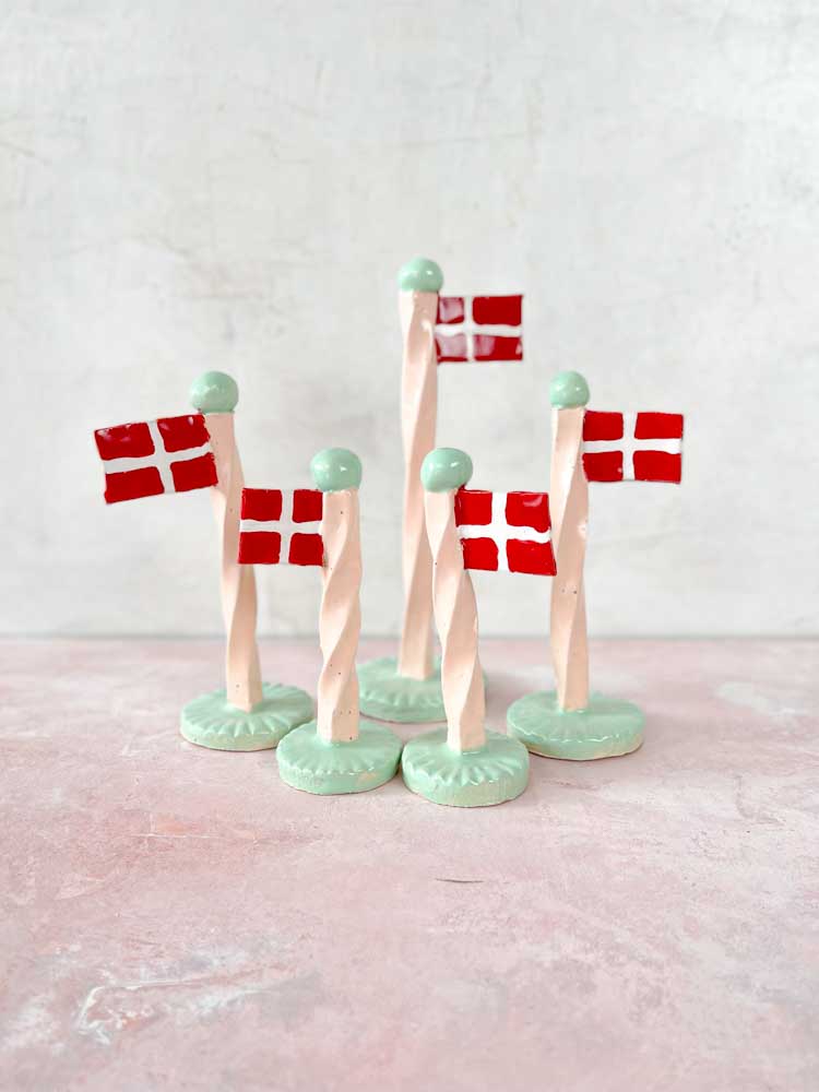 flagga från lerspelet, flaggor från lejonhålan, dansebrosflagg, flagga i keramik