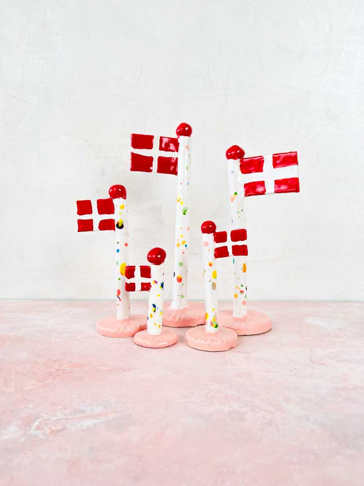 flagga från lerspelet, flaggor från lejonhålan, dansebrosflagg, flagga i keramik