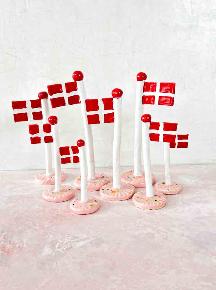 flagga från lerspelet, flaggor från lejonhålan, dansebrosflagg, flagga i keramik