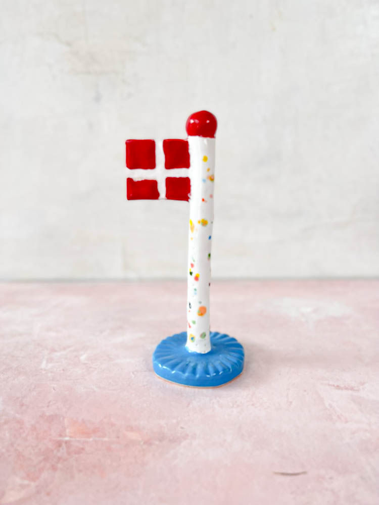 flagga från lerspelet, flaggor från lejonhålan, dansebrosflagg, flagga i keramik