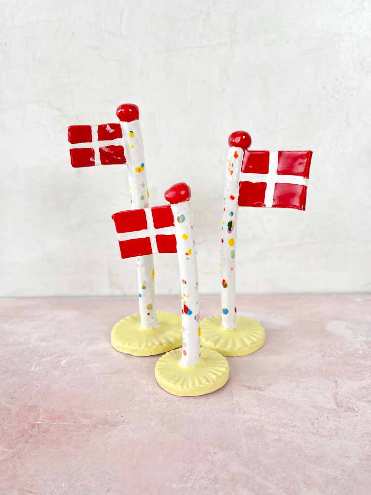 flagga från lerspelet, flaggor från lejonhålan, dansebrosflagg, flagga i keramik