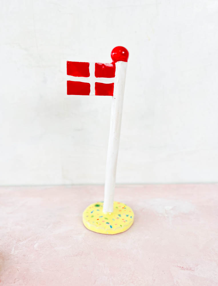 flagga från lerspelet, flaggor från lejonhålan, dansebrosflagg, flagga i keramik