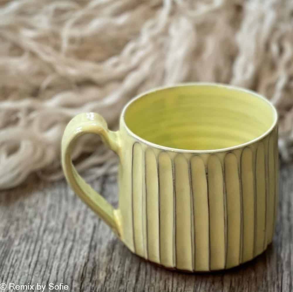 Triné Lise keramik, räfflad kopp, kopp, handvänd kopp, keramisk kopp, tekopp, kaffekopp, latte kopp, kopp med handtag, triné Lise keramik, cappucino kopp, stengods kopp, keramik kopp, mugg,