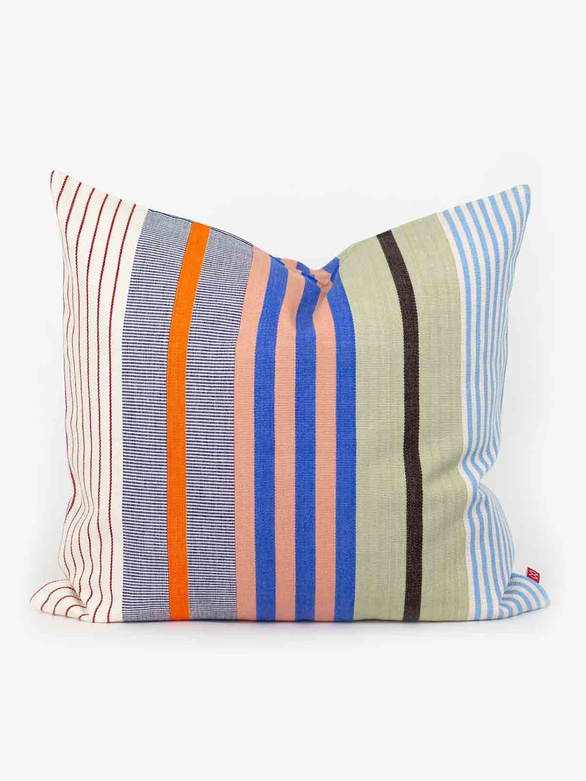 afroart kudde oliva med blå stil 50 x 50, afroart kuddar, afroart, fairtrade kudde, heminredning, remix av sofie, färgglad heminredning, färgglada kudde, kuddar med ränder, guatamala, svensk design, olivia afroart, fairtrade kudde, heminredning, heminredning, färgglad heminredning, fiifi kudde grön remsa