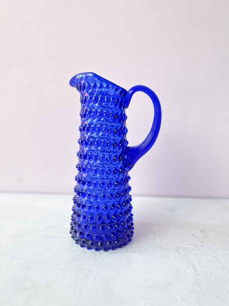 eiffel kanna i kungsblått, hög kanna, igelkott kanna, kanna i igelkott glas, glas kanna, kanna anna von lipa, kanna i igelkott glas, kanna igelkott glas kanna, igelkott kanna, anna von lipa kanna, kanna från andra von lipa, anna von lipa återförsäljare, remix av sofie, anna von lipa glas, hobnail kanna, kanna anna von lipa,