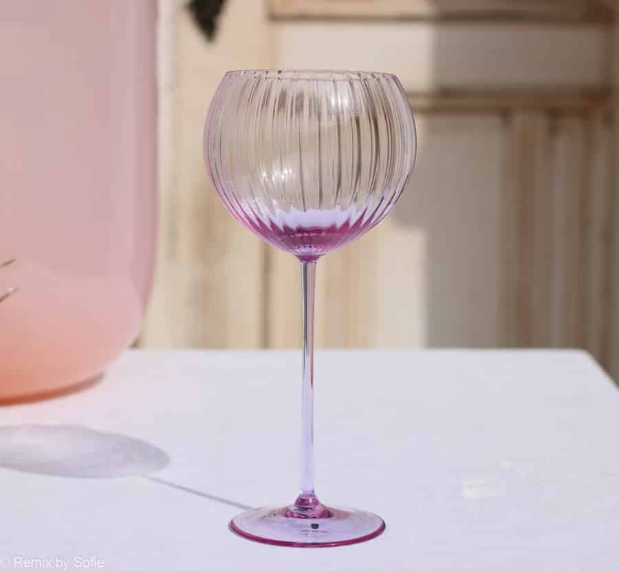 vinglas, handblåst, ljus lila, neodymiumglas, remix av sofie, anna von lipa vinglas, rött vinglas, munblåst vinglas, vinglas, lyon vinglas