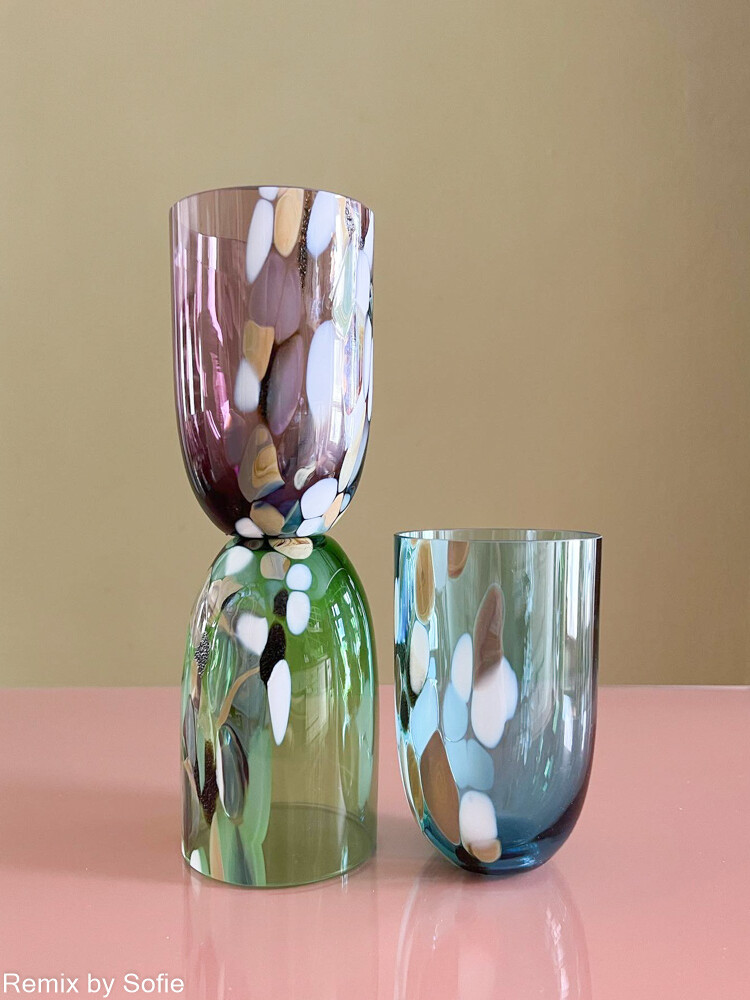 anna von lipa, anna von lipa stänkglas, anna von lipa glas, anna von lipa dricksglas, vattenglas, konfettiglas, målat glas, munblåst glas, marmorglas, borbeläggning, bostäder, interiör, anna von lipa stänk och konfetti glas, stänk
