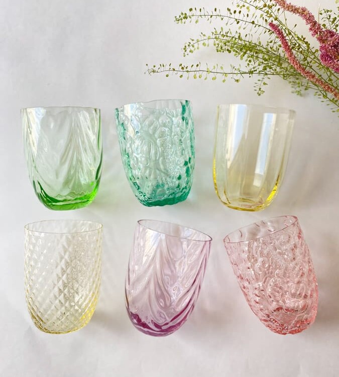 Anna von lipa, Remix av Sofie, Anna von lipa glas, handblåst glas, dricksglas, vattenglas, färgat glas, mix och mattck glas, mix & mattck glas, tumlare, waweglas, virvla glas, harlekinglas, spiralglas, bambuglas, olivglas, bordsduk, anna von lipa glas, anna von lipa återförsäljare