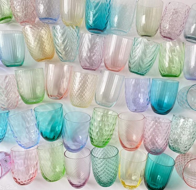 oliv i blå rök, olivglas, bambuglas, anna von lipa mix & match, swilglas, waweglas, harlekinglas, tumlare, vattenglas, dricksglas, färgat glas, heminredning, bordsduk, glas från anna von lipa, anna von lipa återförsäljare, remix av sofie