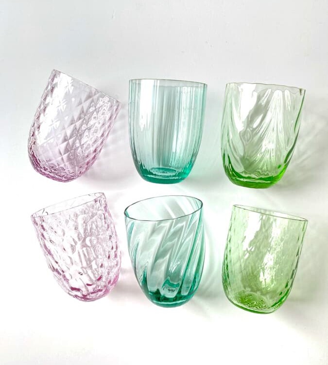 Anna von lipa, Remix av Sofie, Anna von lipa glas, handblåst glas, dricksglas, vattenglas, färgat glas, mix och mattck glas, mix & mattck glas, tumlare, waweglas, virvla glas, harlekinglas, spiralglas, bambuglas, olivglas, bordsduk, anna von lipa glas, anna von lipa återförsäljare