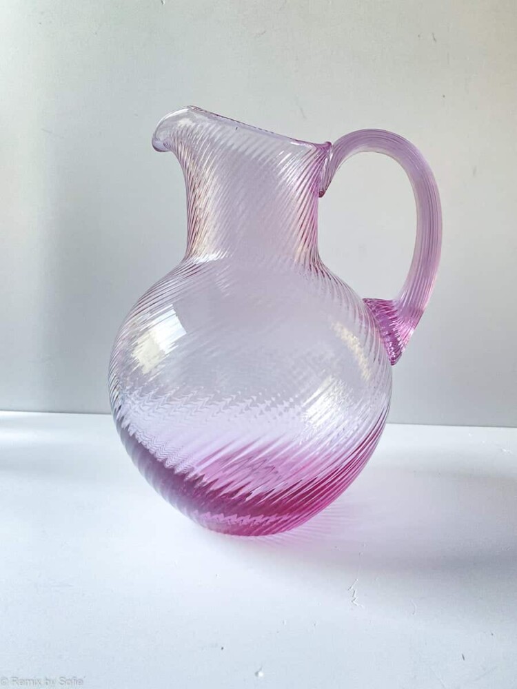 Anna von Lipa, virvlande kanna, glaskanna, munblåst kanna, glaskanna, kanna i munblåst glas, vattenkanna, spiralkanna