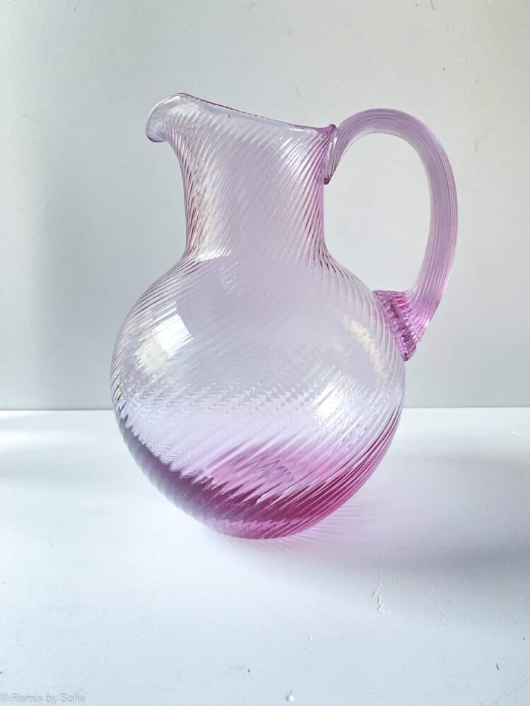 Anna von Lipa, virvlande kanna, glaskanna, munblåst kanna, glaskanna, kanna i munblåst glas, vattenkanna, spiralkanna