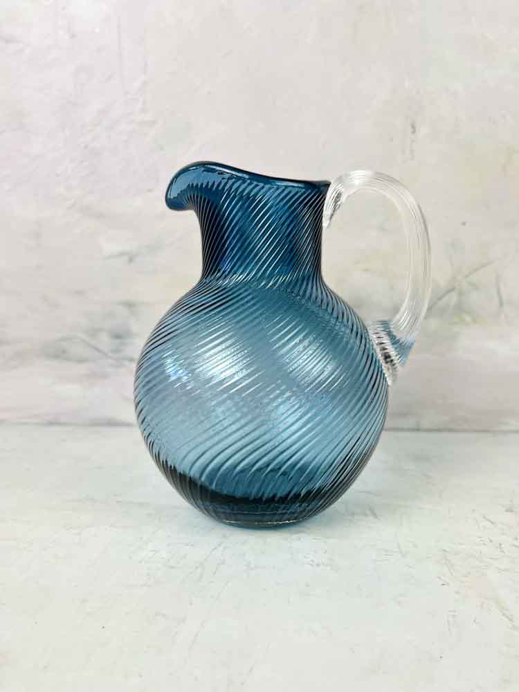 spiral kanna blå rök, anna von lipa, anna von lipa glas, anna von lipa återförsäljare, remix av sofie, blanda 6 match gla, virvla glas, våg glas, igelkott glas, harlekin glas, bambu glas, färgstarkt glas, stänkglas, konfetti glas, anna von lipa kannor, spiral kannor, annavonlipa vinglas, anna von lipa champagneglas, vas, konfetti vas, virvla vas, oslo vas, igelkotts kanna, igelkotts kanna, eiffel kanna, 2 liter igelkotts kanna, longdrink glas, tapas skål
