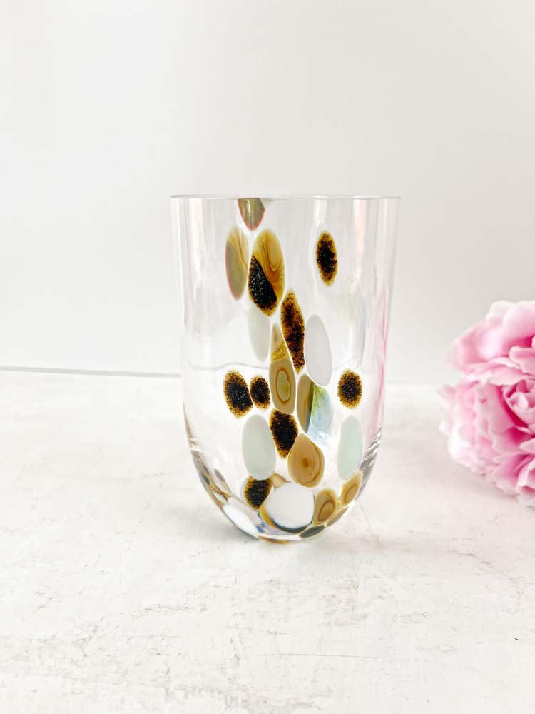 anna von lipa, anna von lipa stänkglas, anna von lipa glas, anna von lipa dricksglas, vattenglas, konfettiglas, målat glas, munblåst glas, marmorglas, borbeläggning, bostäder, interiör, anna von lipa stänk och konfetti glas, stänk