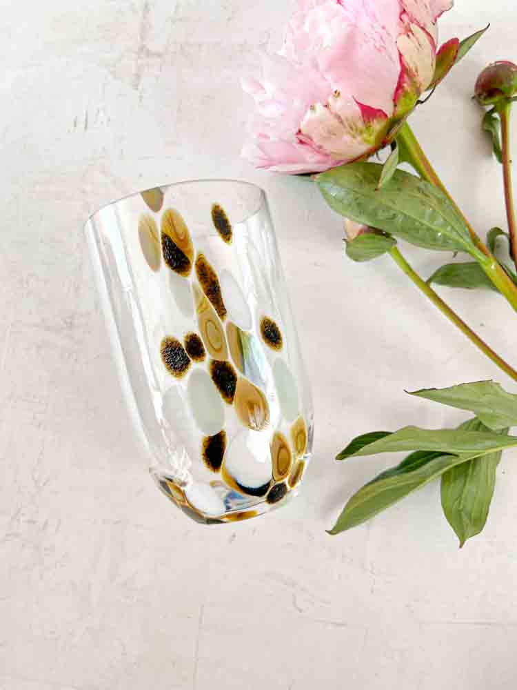 anna von lipa, anna von lipa stänkglas, anna von lipa glas, anna von lipa dricksglas, vattenglas, konfettiglas, målat glas, munblåst glas, marmorglas, borbeläggning, bostäder, interiör, anna von lipa stänk och konfetti glas, stänk