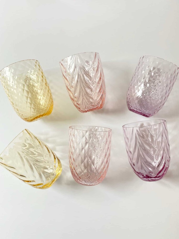 Anna von lipa, Remix av Sofie, Anna von lipa glas, handblåst glas, dricksglas, vattenglas, färgat glas, mix och mattck glas, mix & mattck glas, tumlare, waweglas, virvla glas, harlekinglas, spiralglas, bambuglas, olivglas, bordsduk, anna von lipa glas, anna von lipa återförsäljare