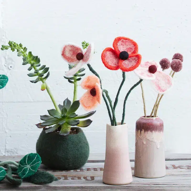 remix av sofie, aveva, filt, filtprydnader, påskprydnader, organisk ull, ny fanaand, ändlös blomma, filtblommor, filtblommor.