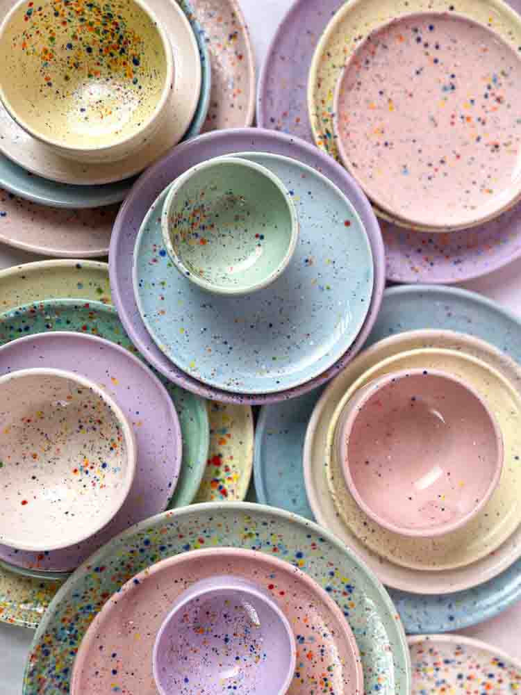 tallrik, ägg hemma, middagsplatta, frukostplatta, bostadsinteriör, färgstarkt hem, porslin, pastell, festsamling, remix av sofie konfetti-serien,