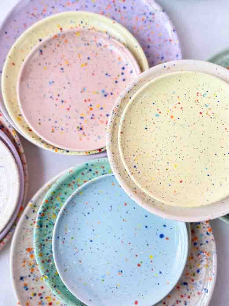 tallrik, ägg hemma, middagsplatta, frukostplatta, bostadsinteriör, färgstarkt hem, porslin, pastell, festsamling, remix av sofie konfetti-serien,
