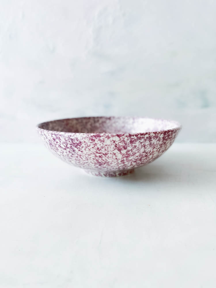 Grunt skål, djup tallrik, granit lavendel. lila platta, remix av sofie, familiana, familiana återförsäljare, familians största urval och bästa pris, keramik, handgjord keramik, dansk design, borr täcka, handgjord keramik, keramik med fläckar.