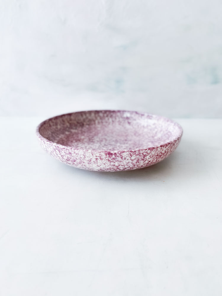Grunt skål, djup tallrik, granit lavendel. lila platta, remix av sofie, familiana, familiana återförsäljare, familians största urval och bästa pris, keramik, handgjord keramik, dansk design, borr täcka, handgjord keramik, keramik med fläckar.