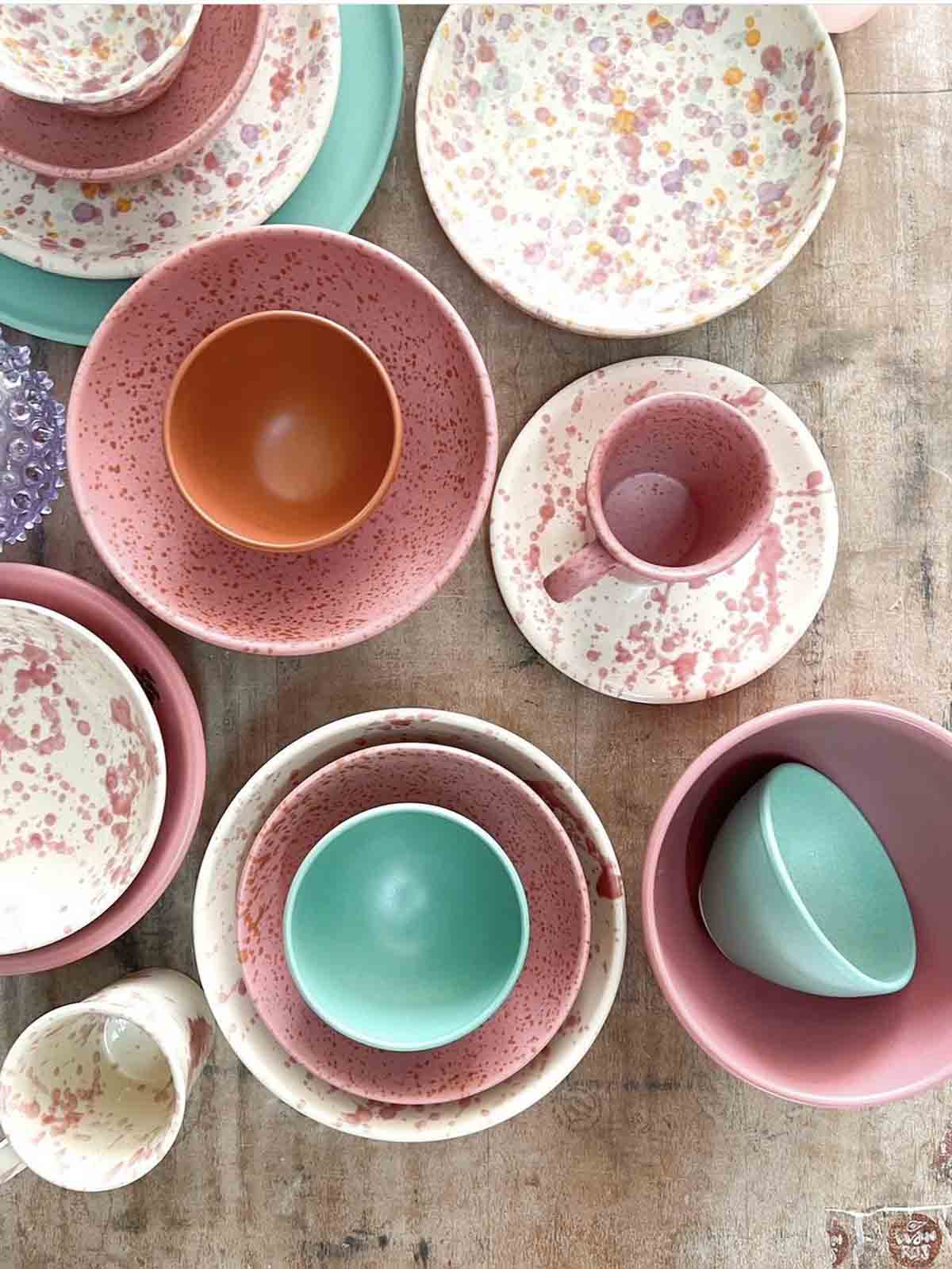 christian tallrik, konfetti färg rio, heminredning, familiana, remix av sofie, service, dukning, keramik, handgjord keramik, tallrik, skålar