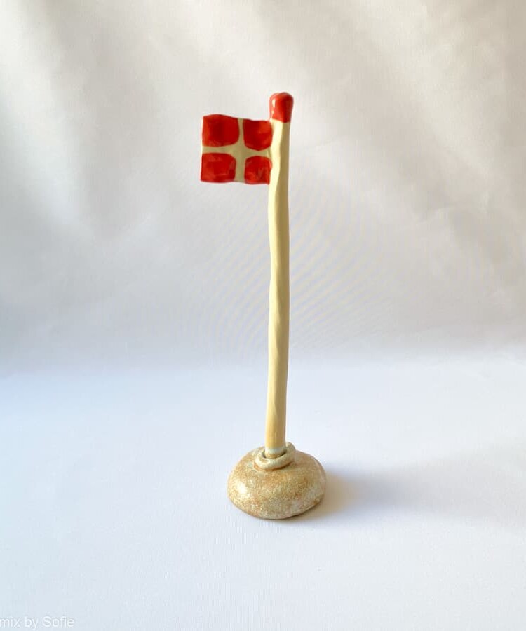 keramisk flagga, flagga i lera, födelsedag flagga, flagga mia lindbirk, remix av sofie
