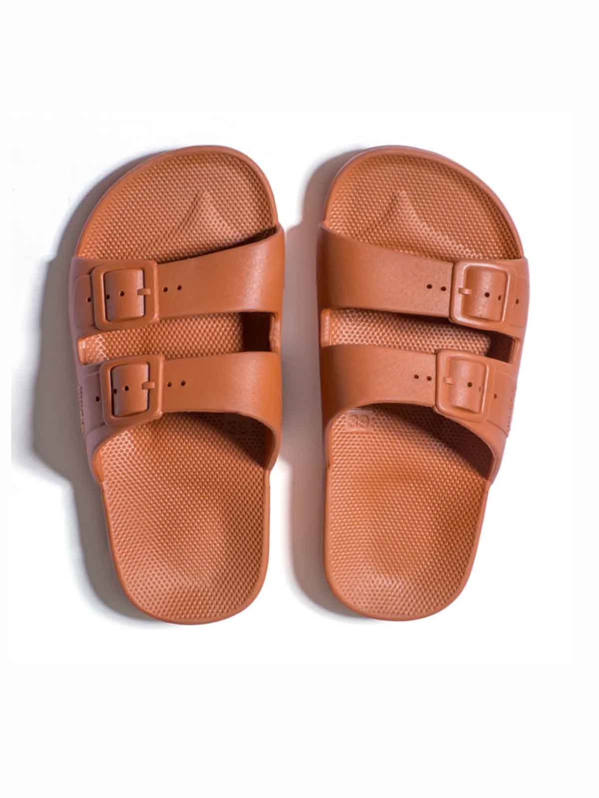 remix av sofie, frihetsmoser, sandaler, återvunna plastsandaler, återvunnen plast, hållbart mode, flip flops.