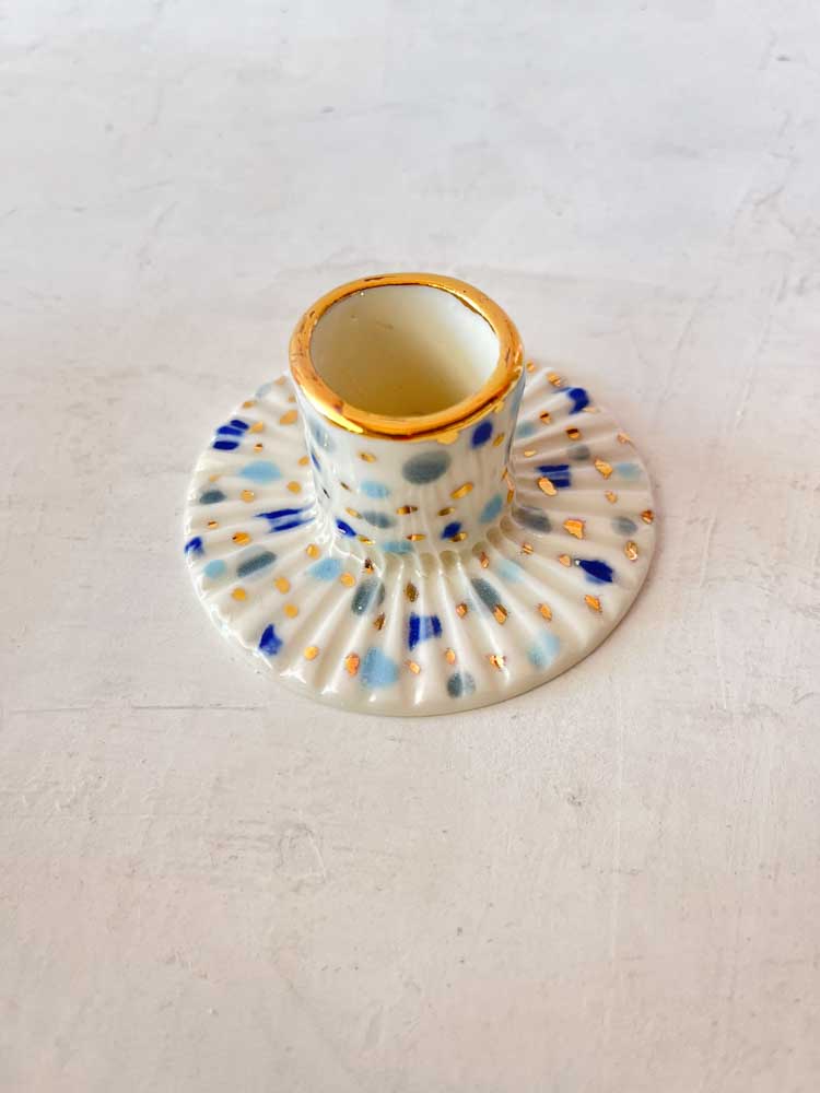 Ljusstake galleri med guld prickar och olika färger, ljusstake, ljusstake i porslin, remix av Sofia.