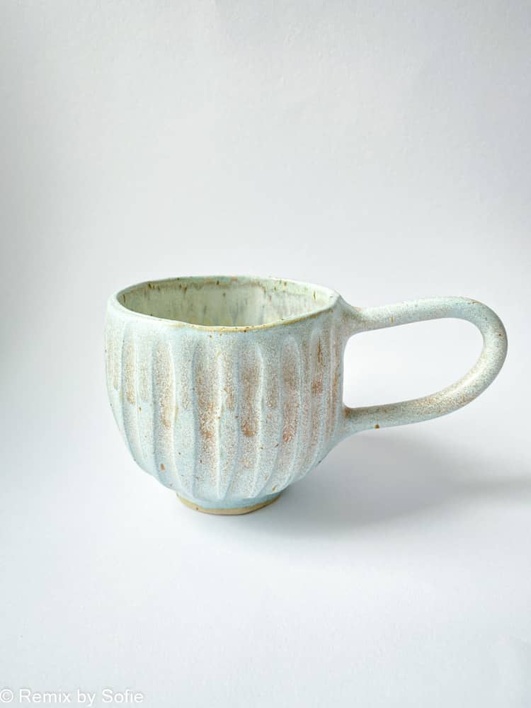 Snygg mugg med breda spår i mintblått, mugg i mintfärg, keramikmugg, keramikmugg, gul mugg, remix av Sophie, mia limebjörk.