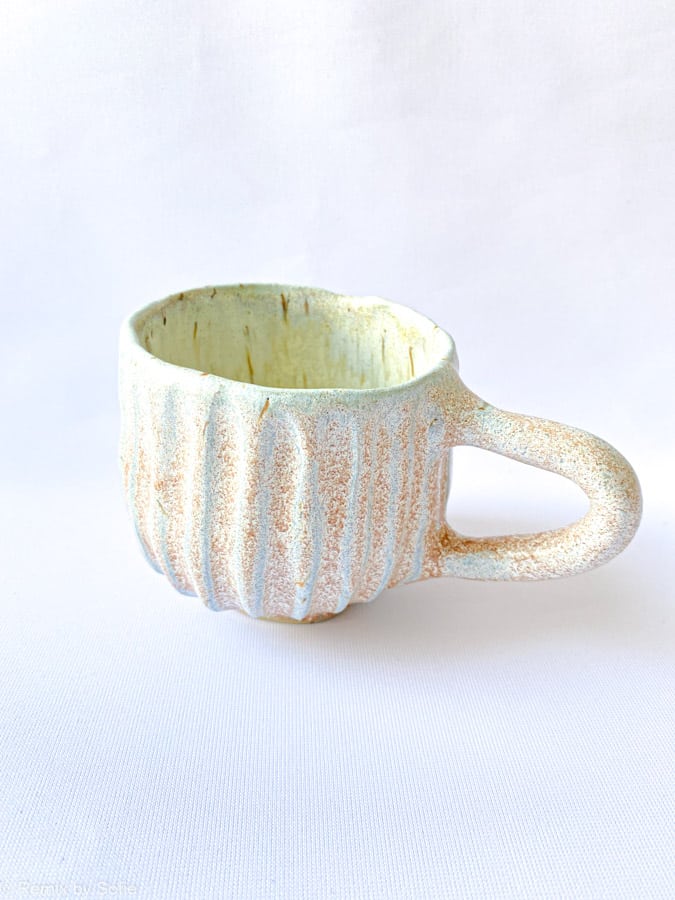 Snygg mugg med breda spår i mintblått, mugg i mint, keramikmugg, keramikmugg, gul mugg, remix av Sophie, mia limebjörk.