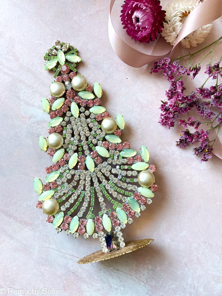 Julgran i rhinestone, rhinestone julgran, rhinestone träd, julgran i rhinestone, vintage julgran, julgran i vintage sten, vintage rhinstone, julgranar i sten, juldekorationer, julgran rhinstones, julprydnad, tjeckiska julgran, remix av sofie, rhinstensjuletræ, juldekorationer, vintage jul, julgran från Tjeckien, tjeckisk jul