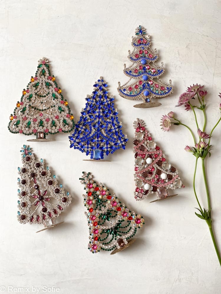 Julgran i rhinestone, rhinestone julgran, rhinestone träd, julgran i rhinestone, vintage julgran, julgran i vintage sten, vintage rhinstone, julgranar i sten, juldekorationer, julgran rhinstones, julprydnad, tjeckiska julgran, remix av sofie, rhinstensjuletræ, juldekorationer, vintage jul, julgran från Tjeckien, tjeckisk jul