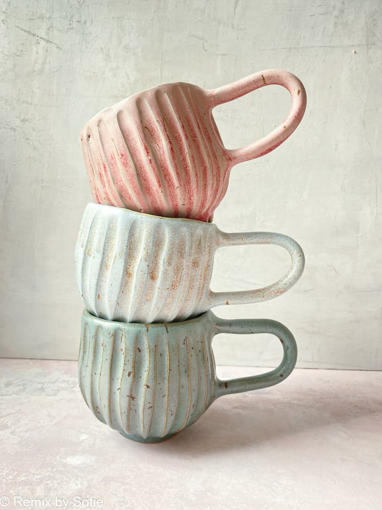 Snygg mugg med breda spår i mintblått, mugg i mintfärg, keramikmugg, keramikmugg, gul mugg, remix av Sophie, mia limebjörk.