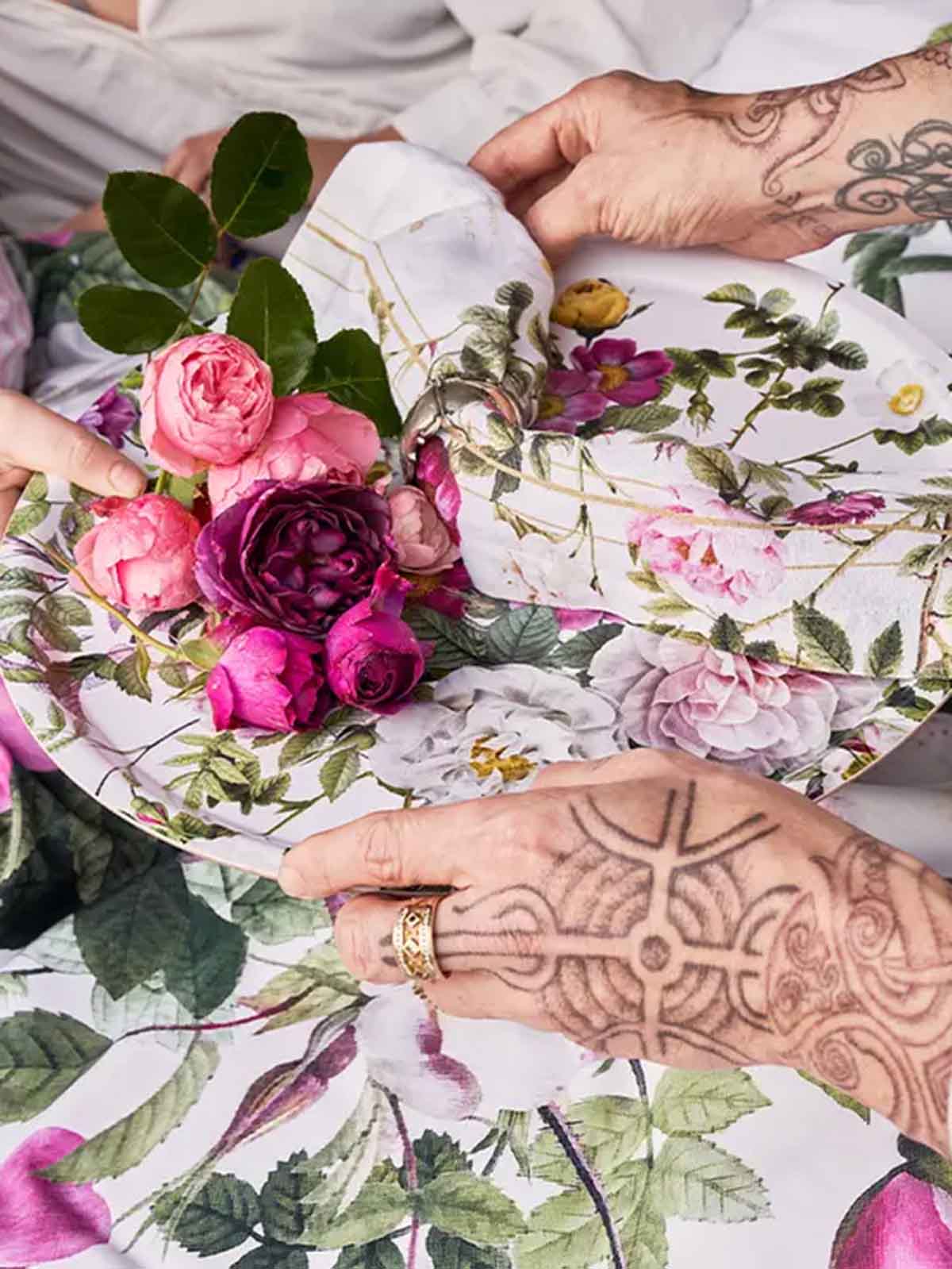 Präglad bricka i björk från koustrup & co med blomsterträdgård