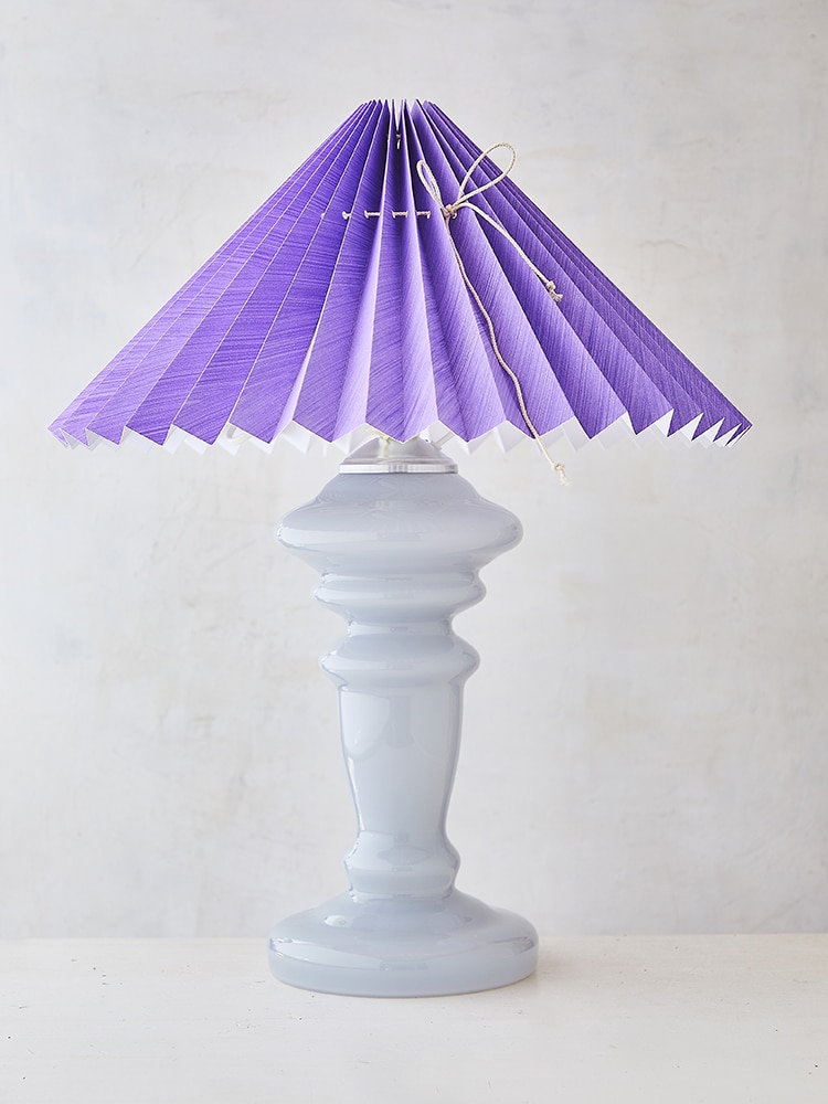 rosa rosor lampa, opal lampa, bordslampa i opalglas, oliver, handgjorda lampskärm, veckad lampskärm, handgjord lampskärm, inredning, mintgrön lampa, lila lampskärm