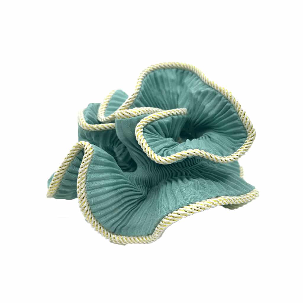 remix av sofie, båge av stark, hårklipp, hårprydnader, hårtillbehör, hårstyling, scrunchie, lilje scrunchie.