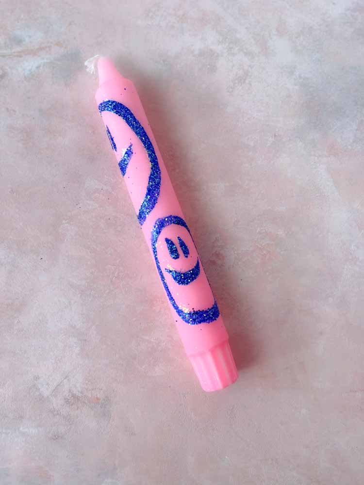 handgjorda ljus i rosa med blå smileys