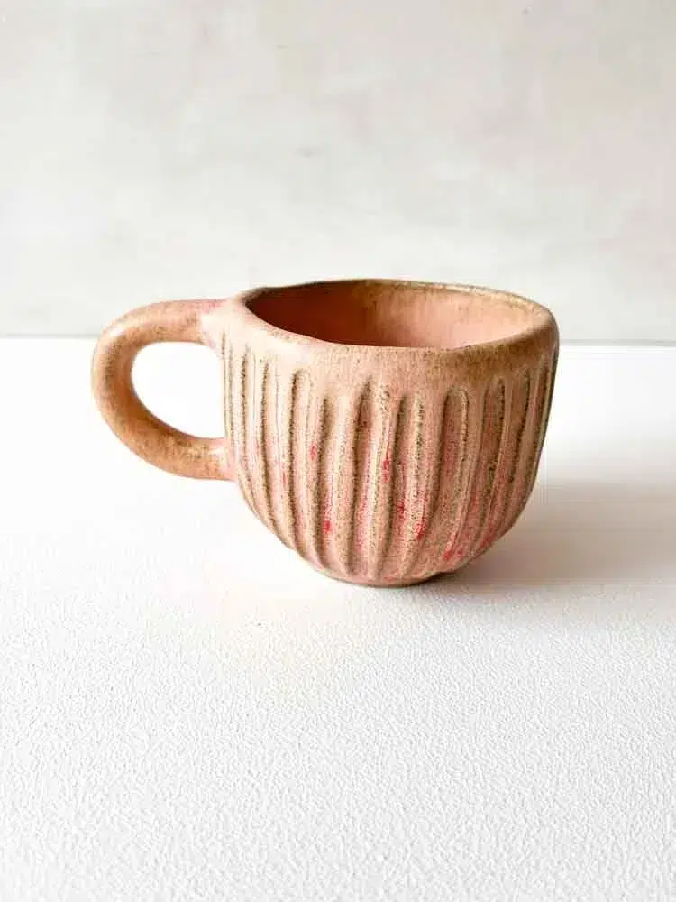 Snygg mugg med breda spår, ljusgul, keramisk mugg, keramisk mugg, gul mugg, remix av Sophie, mia limebjörk.