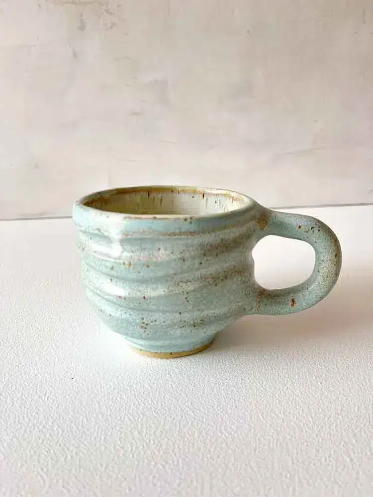 Snygg mugg med breda spår, ljusgul, keramisk mugg, keramisk mugg, gul mugg, remix av Sophie, mia limebjörk.