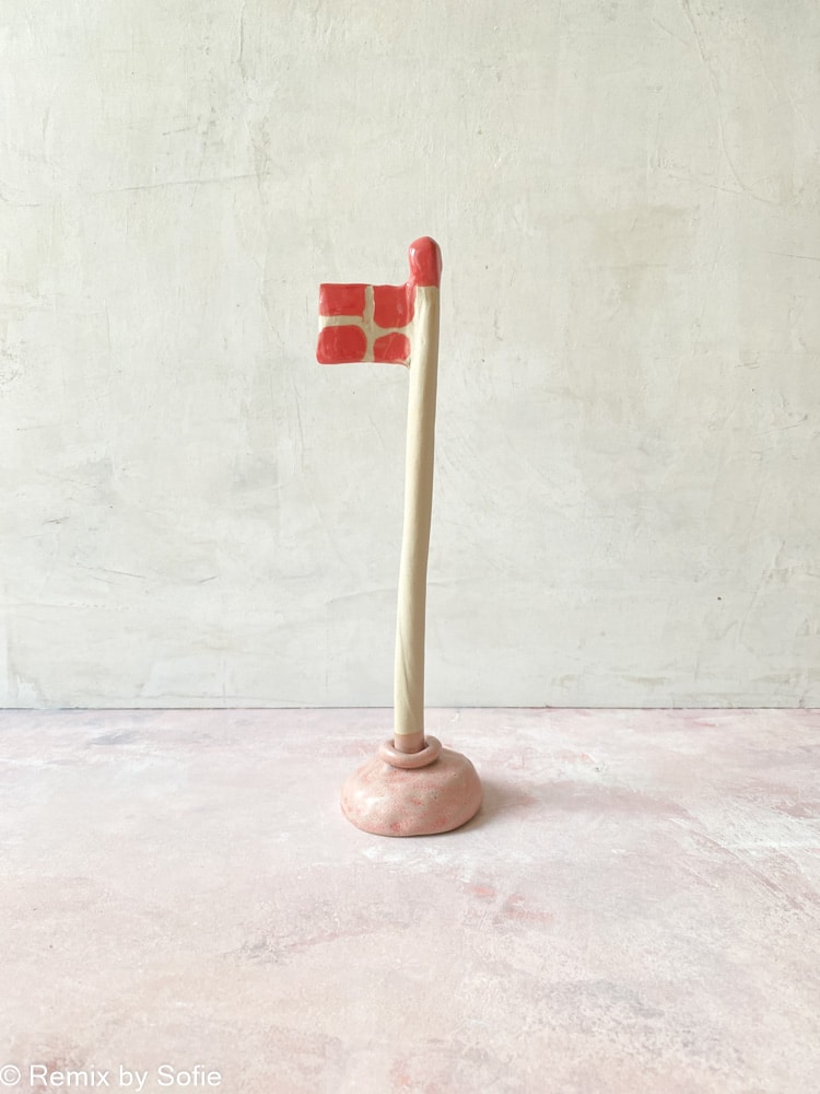 keramisk flagga, flagga i lera, födelsedag flagga, flagga mia lindbirk, remix av sofie, vindblåst flagga, dansbrogsflagg