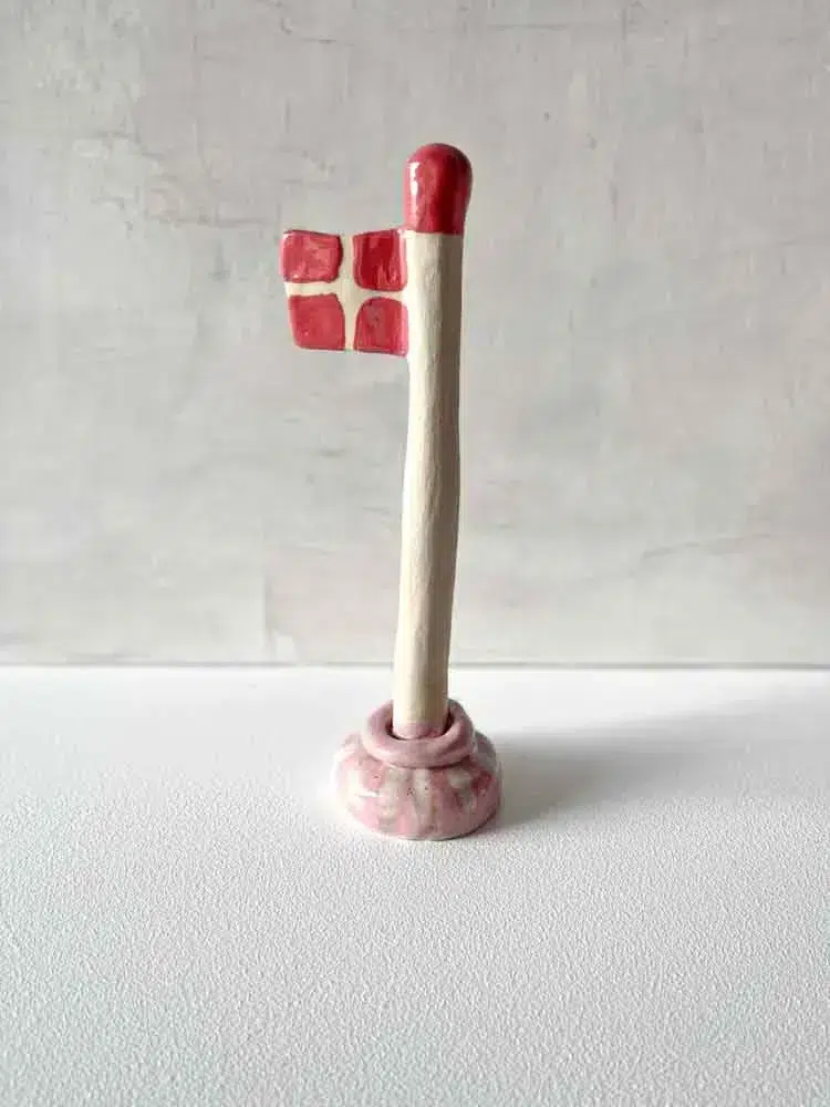 keramiska flaggor, lerflaggor, dansk flagga, vindblåst dansk flagga, keramisk flagga, födelsedagsflagga, mia lindbirk-flagga, remix av Sofia.