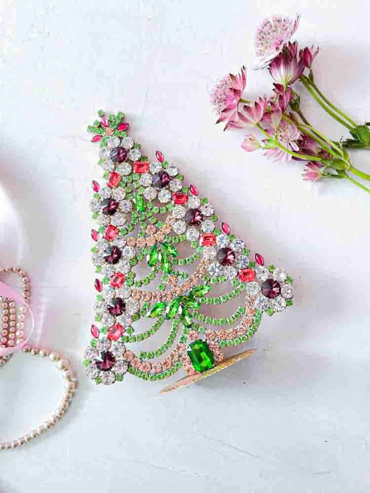 Julgranar i rhinestone, rhinestone julgran, rhinestone träd, julgran i rhinestone, vintage julgran, julgran i vintage sten, vintage rhinestone, julgranar i sten, juldekorationer, julgran rhinstones, julprydnad, tjeckiska julgran, remix av sofie, rhinstensjul träd, juldekorationer, vintage jul, julgran från tjeckiska, tjeckiska jul, glitter jul, handgjorda julgranar, julgranar gjorda i Tjeckien, remix av sofie