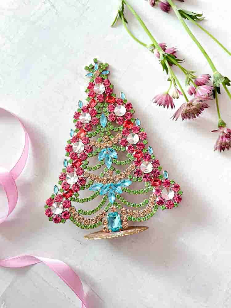 Julgran i rhinestone, rhinestone julgran, rhinestone träd, julgran i rhinestone, vintage julgran, julgran i vintage sten, vintage rhinestone, julgranar i sten, juldekorationer, julgran rhinstones, julprydnad, tjeckiska julgran, remix av sofie, rhinstensjul träd, juldekorationer, vintage jul, julgran från tjeckiska, tjeckiska jul, glitter jul, handgjorda julgranar, julgranar gjorda i Tjeckien, remix av sofie