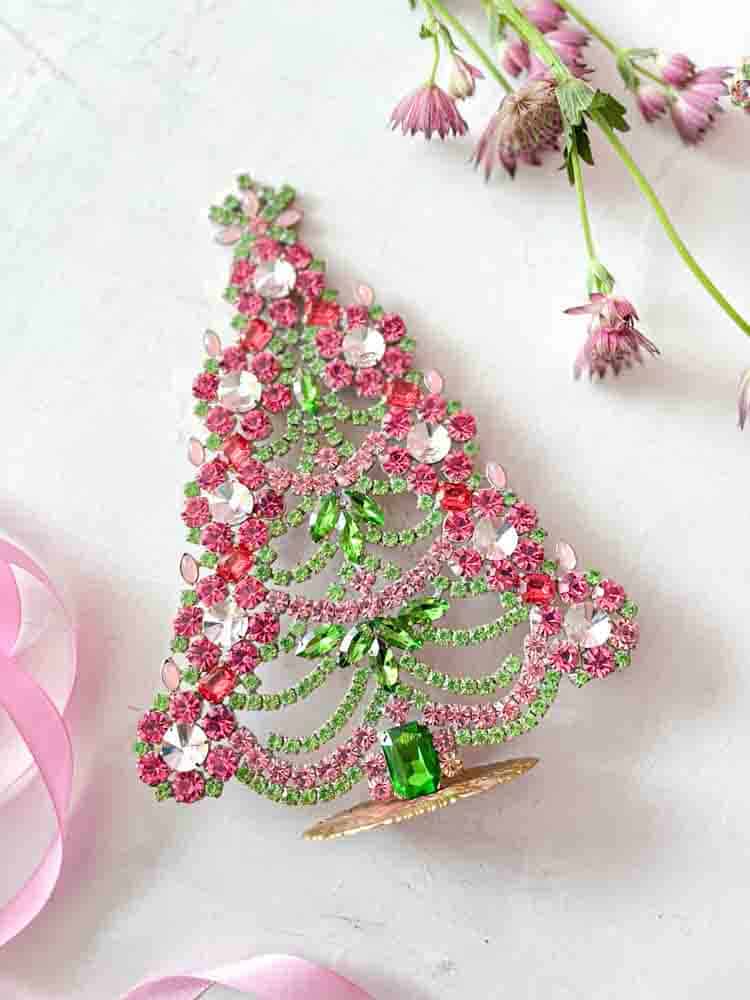 Julgranar i rhinestone, rhinestone julgran, rhinestone träd, julgran i rhinestone, vintage julgran, julgran i vintage sten, vintage rhinestone, julgranar i sten, juldekorationer, julgran rhinstones, julprydnad, tjeckiska julgran, remix av sofie, rhinstensjul träd, juldekorationer, vintage jul, julgran från tjeckiska, tjeckiska jul, glitter jul, handgjorda julgranar, julgranar gjorda i Tjeckien, remix av sofie