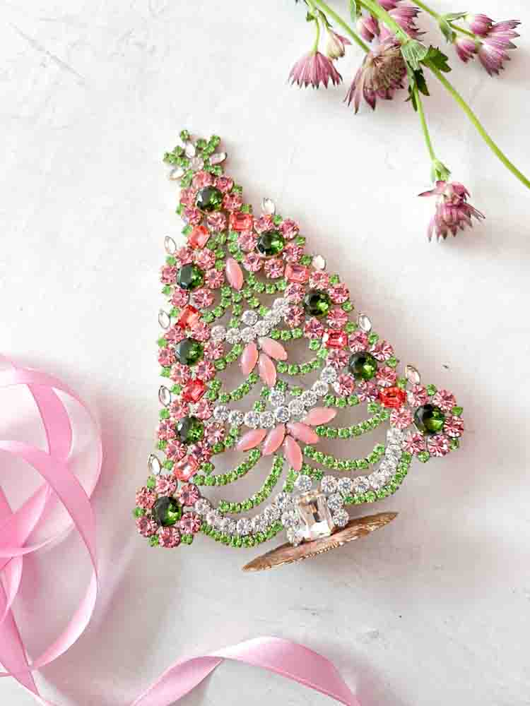 Julgran i rhinestone, rhinestone julgran, rhinestone träd, julgran i rhinestone, vintage julgran, julgran i vintage sten, vintage rhinestone, julgranar i sten, juldekorationer, julgran rhinstones, julprydnad, tjeckiska julgran, remix av sofie, rhinstensjul träd, juldekorationer, vintage jul, julgran från tjeckiska, tjeckiska jul, glitter jul, handgjorda julgranar, julgranar gjorda i Tjeckien, remix av sofie