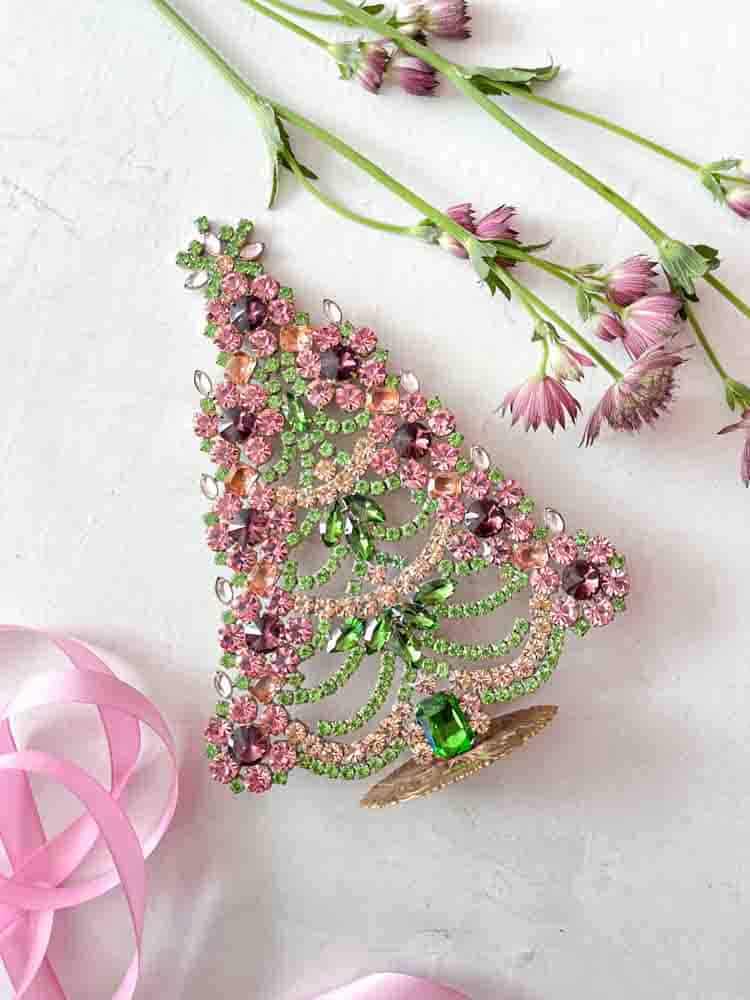 Julgran i rhinestone, rhinestone julgran, rhinestone träd, julgran i rhinestone, vintage julgran, julgran i vintage sten, vintage rhinestone, julgranar i sten, juldekorationer, julgran rhinstones, julprydnad, tjeckiska julgran, remix av sofie, rhinstensjul träd, juldekorationer, vintage jul, julgran från tjeckiska, tjeckiska jul, glitter jul, handgjorda julgranar, julgranar gjorda i Tjeckien, remix av sofie