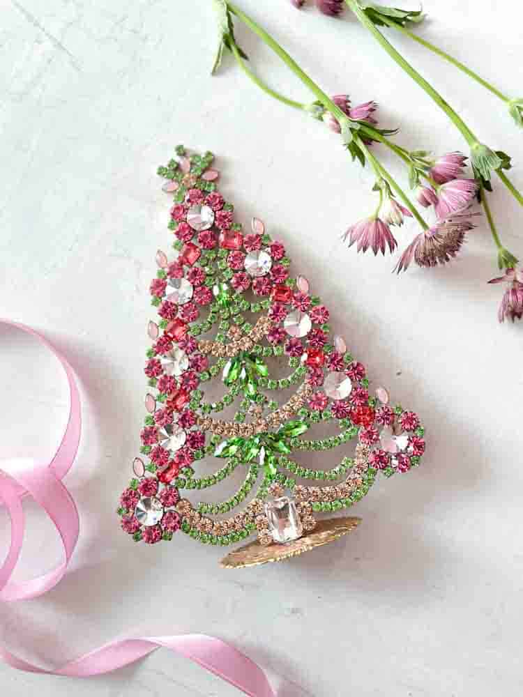 Julgran i rhinestone, rhinestone julgran, rhinestone träd, julgran i rhinestone, vintage julgran, julgran i vintage sten, vintage rhinestone, julgranar i sten, juldekorationer, julgran rhinstones, julprydnad, tjeckiska julgran, remix av sofie, rhinstensjul träd, juldekorationer, vintage jul, julgran från tjeckiska, tjeckiska jul, glitter jul, handgjorda julgranar, julgranar gjorda i Tjeckien, remix av sofie