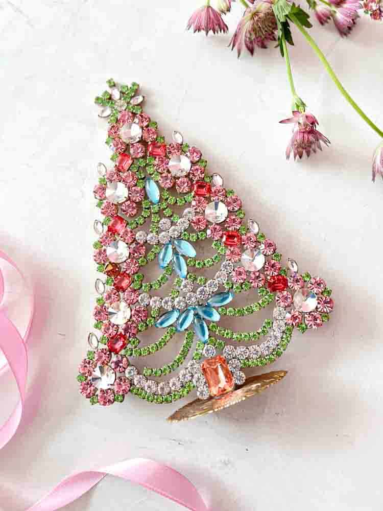 Julgranar i rhinestone, rhinestone julgran, rhinestone träd, julgran i rhinestone, vintage julgran, julgran i vintage sten, vintage rhinestone, julgranar i sten, juldekorationer, julgran rhinstones, julprydnad, tjeckiska julgran, remix av sofie, rhinstensjul träd, juldekorationer, vintage jul, julgran från tjeckiska, tjeckiska jul, glitter jul, handgjorda julgranar, julgranar gjorda i Tjeckien, remix av sofie