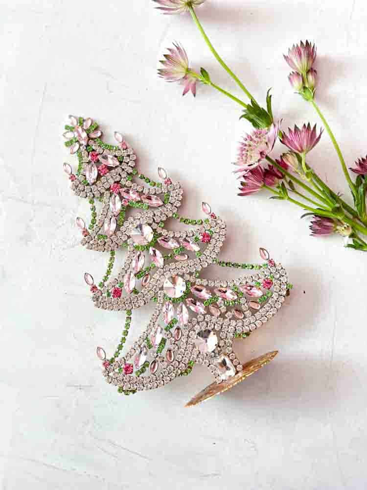 Julgranar i rhinestone, rhinestone julgran, rhinestone träd, julgran i rhinestone, vintage julgran, julgran i vintage sten, vintage rhinestone, julgranar i sten, juldekorationer, julgran rhinstones, julprydnad, tjeckiska julgran, remix av sofie, rhinstensjul träd, juldekorationer, vintage jul, julgran från tjeckiska, tjeckiska jul, glitter jul, handgjorda julgranar, julgranar gjorda i Tjeckien, remix av sofie